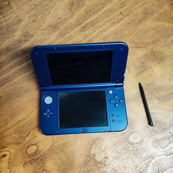 New Nintendo 3DS XL (Blue Metallic) – Image 4